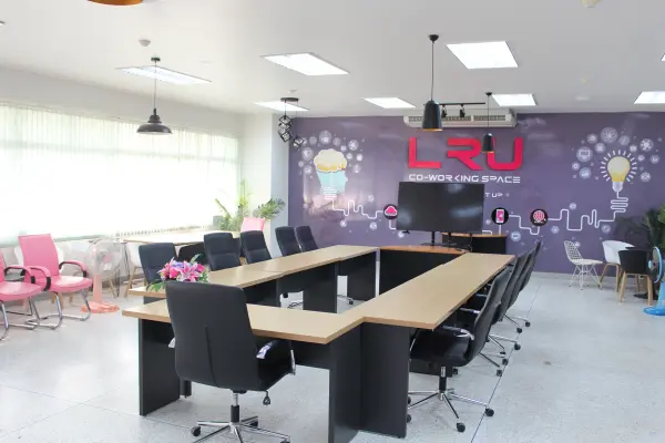 ห้องประชุม LRU Co-Working Space ชั้น 1 อาคารสหวิทยาการสารสนเทศ